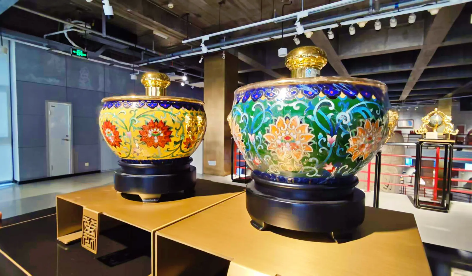 Decorative Wuliangye vessel in the exhibition hall